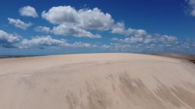 Jericoacoara Ceara Brezilya 'nın panorama hava manzarası. Ünlü seyahat noktasında manzaralı kumullar. Mavi gökyüzü ve çöl kumulları.