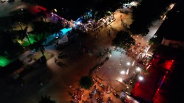 Jericoacoara Brezilya 'nın tarihi merkezinin gece manzarası. Barlar ve insanlarla dolu renkli bir gece hayatı manzarası. Tatil için gidilecek yer. Tropik seyahat.