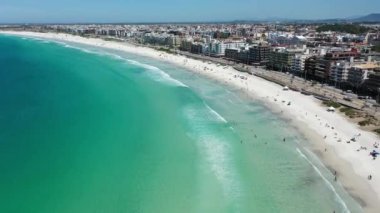 Rio de Janeiro Brezilya 'nın kıyı kenti Lakes Region turizm bölgesinin turkuaz suyu. Brezilya Karayipleri. Yaz seyahatleri. Tropikal manzara.