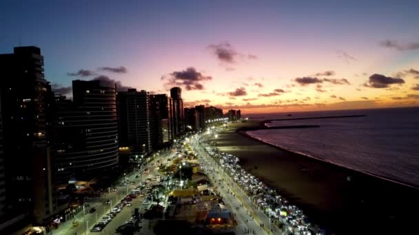 日落在巴西塞阿拉的福塔莱萨州市中心 色彩斑斓的落日天空映衬着这座城市的风景 巴西东北部 — 图库视频影像