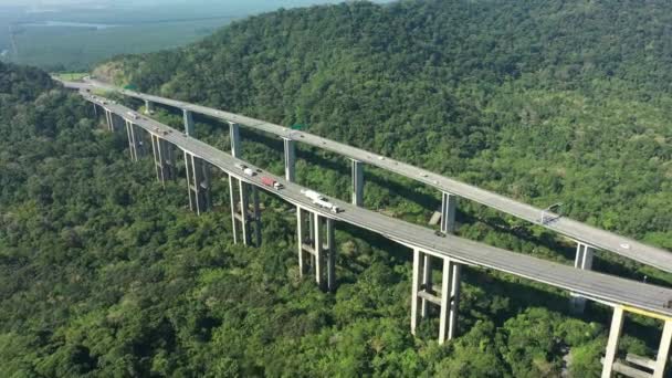 环抱着宽阔的地标公路 在绿树成荫的山路上 在通往巴西南部海岸的著名公路上的交通 阻碍工程建设 国家道路地标 — 图库视频影像