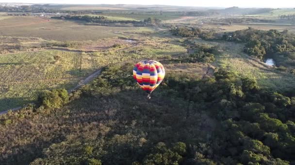 Panoramalandschaft Eines Isolierten Heißluftballons Auf Dem Land Bunte Luftaufnahme Aus — Stockvideo