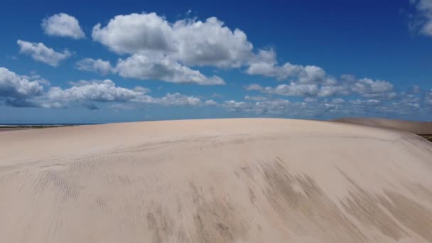 Jericoacoara Ceara巴西全景 风景秀丽的夏季沙丘海滩在著名的旅游胜地 蓝天和沙漠沙丘 — 图库视频影像