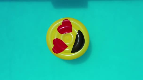 Top View Smile Emoji Float Swimming Pool Плавающий Смайлик Эмодзи — стоковое видео