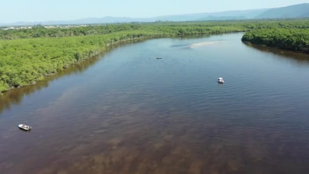 Panning Szeroki Widok Tętniącego Życiem Brzegu Rzeki Wybrzeżu Miasta Itanhaem — Wideo stockowe