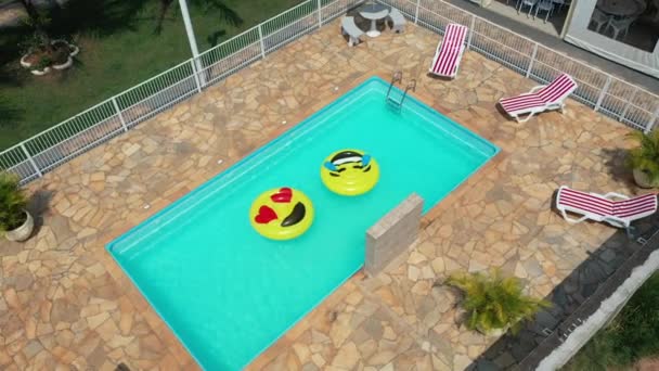 Vue Dessus Flotteur Emoji Sourire Piscine Flotter Sourire Emoji Bouée — Video