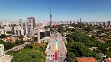 Sao Paulo Brezilya şehir merkezindeki renkli Sumare viyadük. Şehrin turizm tarihi caddesinin çarpıcı manzarası. Kentsel antenler.