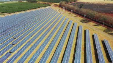 Kırsal kesimdeki güneş panelleri alanı. İklim değişikliğinin kontrolü için temizlik enerjisi. Çevre emisyonlarında azalma. Fotovoltaik güneş panelleri çiftliği. Yeşil enerji üretimi.