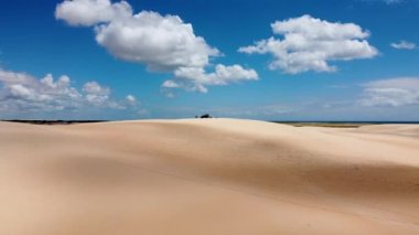 Jericoacoara Ceara Brezilya. Brezilya 'nın Ceara eyaletindeki tatil gezileri için tropikal plaj manzarası. Seyahat varış noktası.