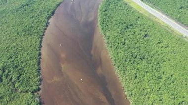 Brezilya 'nın Itanhaem Sao Paulo kıyı şehrindeki huzurlu darm nehrinin geniş manzarasını izliyoruz. Sao Paulo eyaletinin güney kıyısında. Tropik bir manzara. Seyahat yerleri. Popüler turizm simgesi.