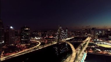 Sao Paulo Brezilya şehir merkezinde gün batımı. Şehir merkezinin tarihi merkezi. Şehir simgesi şehrin geniş metropol manzarasını gece boyunca tarıyor. Caddelerdeki binalar ve trafik.