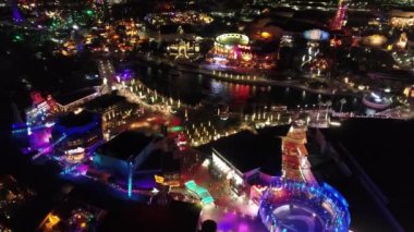 Orlando Birleşik Devletleri şehir merkezindeki lunaparktaki aydınlanma manzarası. Lunaparktaki gece eğlencesi. Orlando Florida şehir merkezi, Birleşik Devletler.