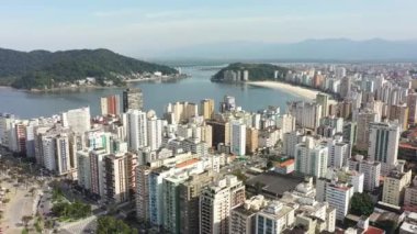 Sao Paulo Brezilya Sao Vicente eyaletinin geniş çaplı taraması. Popüler sahil manzarası. Sao Paulo 'nun güney sahili tropik seyahat için. Kıyı manzarası.
