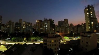 Şehir merkezindeki gece havası şehri. 4K UHD zaman aşımı şehir ve trafik manzarası. Sao Paulo Brezilya.