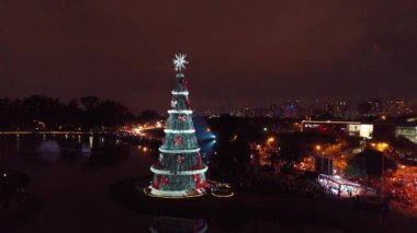 Şehir yaşamındaki aydınlatılmış Noel Ağacı 'nın gece hava görüntüsü. Kutlama manzarası. Christimas Ağacı ve Noel zamanı Ibirapuera Park Sao Paulo 'da. Tatiller için dekorasyon.