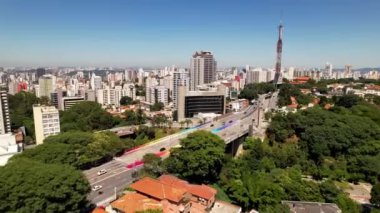 Sao Paulo Brezilya şehir merkezindeki renkli Sumare viyadük. Şehrin turizm tarihi caddesinin çarpıcı manzarası. Kentsel antenler.