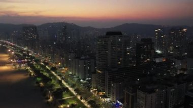 Santos Sao Paulo Brezilya sahil şehrinin gece manzarası. Sao Paulo 'nun Güney Sahili' nin gece hayatı manzarası. Tropik seyahat rotası ve kıyı manzarası.