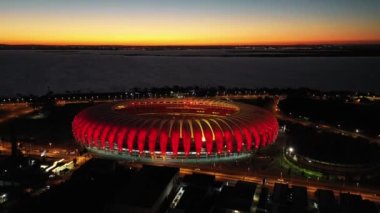 Porto Alegre Brezilya şehir merkezindeki spor merkezi stadyumunda gün batımı. Rio Grande do Sul Eyaleti. Şehrin turizm simgesi olan şehir manzarası. Tarihi merkez.