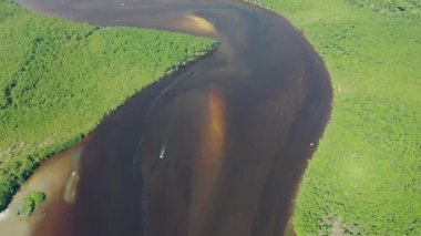 Itanhaem Sao Paulo Brezilya sahil şehrindeki canlı nehir manzarası yayılıyor. Sao Paulo eyaletinin güney kıyısında. Tropik bir manzara. Seyahat yerleri. Tatil seyahati. Popüler turizm simgesi.