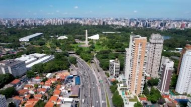 Sao Paulo Brezilya 'daki Ibirapuera parkında. Ibirapuera parkının çarpıcı manzarası. Şehir merkezindeki Ibirapuera mahallesinin tropik manzarası..
