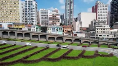 Sao Paulo şehir merkezindeki East Radial karayolu ile 23 Mayıs bulvarı arasında geniş çaplı bir kavşak var. Şehrin doğu ve batı bölgeleri. Ulaşım manzarası.