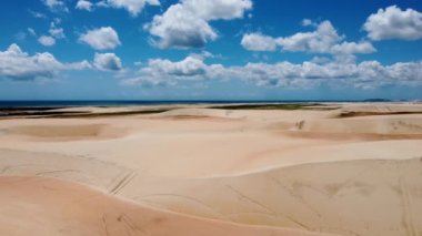 Jericoacoara Ceara Brezilya 'nın panorama hava manzarası. Ünlü seyahat noktasında manzaralı kumullar. Mavi gökyüzü ve çöl kumulları.