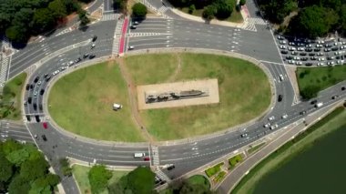 Sao Paulo Brezilya şehir merkezindeki kavşağın üst görüntüsü. Ibirapuera parkının çarpıcı manzarası. Şehir merkezindeki Ibirapuera mahallesinin tropik manzarası..