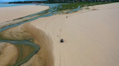 Jericoacoara Ceara Brezilya 'nın panorama hava manzarası. Ünlü seyahat noktasında manzaralı kumullar. Mavi gökyüzü ve çöl kumulları.