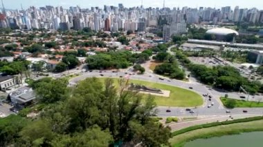 Sao Paulo Brezilya şehir merkezindeki Ibirapuera parkı yakınlarındaki bayrak anıtı. Ibirapuera parkının çarpıcı manzarası. Şehir merkezindeki Ibirapuera mahallesinin tropik manzarası..