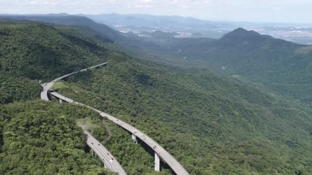 环抱着宽阔的地标公路 在绿树成荫的山路上 在通往巴西南部海岸的著名公路上的交通 阻碍工程建设 国家道路地标 — 图库视频影像