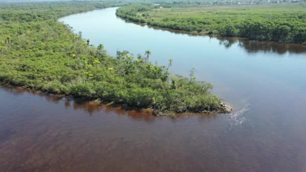 Panning Breed Uitzicht Vreedzame Darm Rivier Aan Kust Stad Itanhaem — Stockvideo