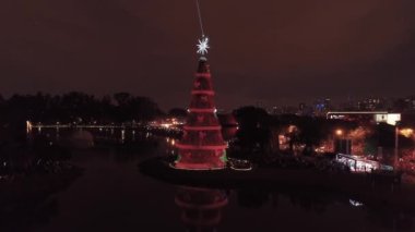 Şehir yaşamındaki aydınlatılmış Noel Ağacı 'nın gece hava görüntüsü. Kutlama manzarası. Christimas Ağacı ve Noel zamanı Ibirapuera Park Sao Paulo 'da. Tatiller için dekorasyon.