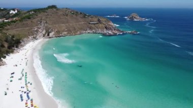 Rio de Janeiro Brezilya 'nın kıyı kenti Lakes Region turizm bölgesinin turkuaz suyu. Brezilya Karayipleri. Yaz seyahatleri. Tropikal manzara.