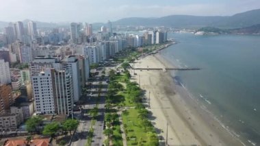 Kıyı şehri Santos Sao Paulo Brezilya 'nın her yerine yayılmış durumda. Popüler sahil manzarası. Sao Paulo 'nun güney sahili tropik seyahat için. Kıyı manzarası.