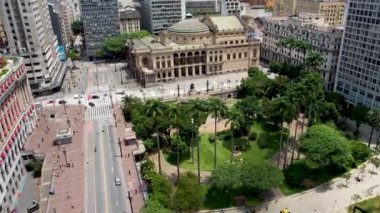Sao Paulo Belediye Tiyatrosu Sao Paulo Brezilya 'da. Şehrin tarihi merkezinin çarpıcı manzarası. Sao Paulo 'nun tarihi merkezinin ortaçağ binaları ve viyadikleri. Seyahat yerleri.