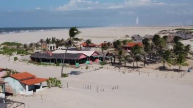 Brezilya 'nın yağmur suyu gölleri ve kum tepelerini geniş açıdan görebiliyoruz. Lencois Maranhens Maranhao. Uluslararası seyahat yerleri.