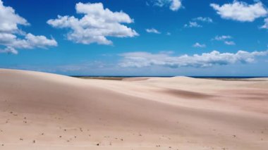 Jericoacoara Ceara Brezilya 'nın panorama hava manzarası. Ünlü seyahat noktasında manzaralı kumullar. Mavi gökyüzü ve çöl kumulları.