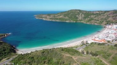 Rio de Janeiro Brezilya 'nın kıyı kenti Lakes Region turizm bölgesinin turkuaz suyu. Brezilya Karayipleri. Yaz seyahatleri. Tropikal manzara.