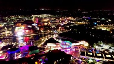 Orlando Florida USA şehir merkezindeki eğlence parkındaki gece manzarası. Lunaparktaki gece eğlencesi. Orlando Florida şehir merkezinde renkli bir eğlence..