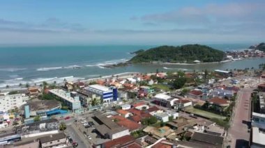 Brezilya 'nın Itanhaem Sao Paulo kıyı şehrinin göz kamaştırıcı manzarası. Sao Paulo eyaletinin güney kıyısında. Tropik bir manzara. Seyahat yerleri. Tatil seyahati. Popüler turizm simgesi.