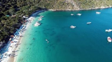 Rio de Janeiro Brezilya 'nın kıyı kenti Lakes Region turizm bölgesinin turkuaz suyu. Brezilya Karayipleri. Yaz seyahatleri. Tropikal manzara.