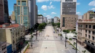 Sao Paulo Brezilya şehir merkezindeki Anhangabau Vadisi. Şehrin tarihi merkezinin çarpıcı manzarası. Sao Paulo 'nun tarihi merkezinin ortaçağ binaları ve viyadikleri. Seyahat yerleri.