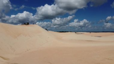 Jericoacoara Ceara Brezilya 'nın panorama hava manzarası. Ünlü seyahat noktasında manzaralı kumullar. Mavi gökyüzü ve çöl kumulları.