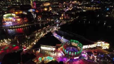 Orlando Florida USA şehir merkezindeki eğlence parkındaki gece manzarası. Lunaparktaki gece eğlencesi. Orlando Florida şehir merkezinde renkli bir eğlence..