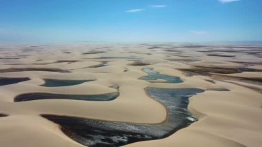 Kuzeydoğu Brezilya cennetinde kum tepeleri ve yağmur suyu gölleri. Dünya seyahati yerleri. Tropik bir manzara. Lencois Maranhens Maranhao Brezilya.