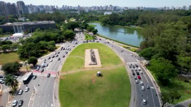 Sao Paulo Brezilya şehir merkezindeki Ibirapuera parkı yakınlarındaki Bayraklar anıtı. Ibirapuera parkının çarpıcı manzarası. Şehir merkezindeki Ibirapuera mahallesinin tropik manzarası..