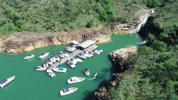Lagunová turistika v Minas Gerais v Brazílii. Slavná Furnasská přehrada. Turistické zajímavosti. Cestovní cíle. Cestování na dovolenou.
