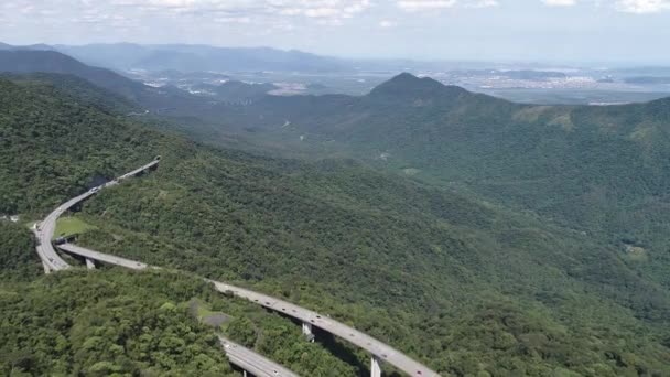 緑の森の木々や山で移民高速道路の空中風景 ブラジルの南海岸への有名な道路の方法で交通 伝説のエンジニアリング建設 屋外道路のランドマーク — ストック動画