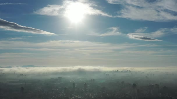 霧の朝だ 雲の上に太陽の光線 日光の天気 日の出の雲の空 霧の朝の風景の広い空中ビューのパン — ストック動画