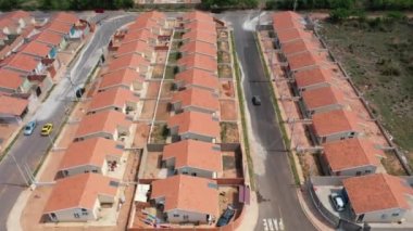 İnşaattaki sosyal konutların havadan görünüşü. Popüler konutların panoramik manzarası. Banliyöde popüler evler. Toplu konut inşaatı. Apartman banliyösünün popüler semt evleri.